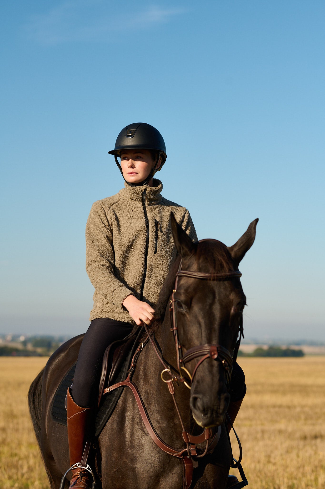 Jacson Inger Fleecejacka är lika snygg som den är bekväm och passar perfekt till både ridning och andra utomhusaktiviteter!