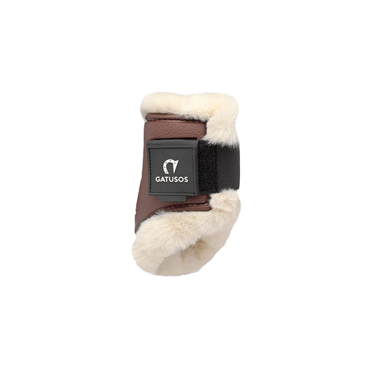 Gatusos Deluxe Protection Bakskydd 2-Pack är bakskydd för din häst med lyxigt syntetiskt fårskinn. Bakskydden erbjuder en enastående hållbarhet och lätthet!