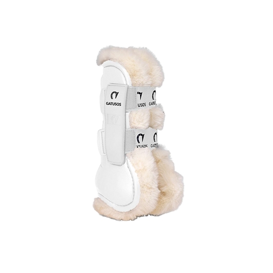 Gatusos Deluxe Protection Benskydd 2-Pack är benskydd för din häst med lyxigt syntetiskt fårskinn. Benskydden erbjuder en enastående lätthet och hållbarhet!