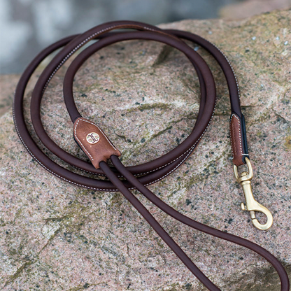 Jacson Alba Hundkoppel är ett stilrent och exklusivt hundkoppel i vegetabiliskt garvat läder, perfekt för dig som vill kombinera funktion med design!