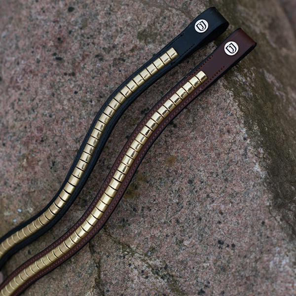 Jacson Cambridge Pannband är ett exklusivt svängt pannband som kombinerar klassisk design med lyxiga detaljer, perfekt för tränset!