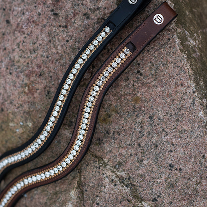 Jacson Cary pannbandet är ett stilfullt, svängt pannband som är dekorerat med tre rader av gnistrande strass i silver och guld. 