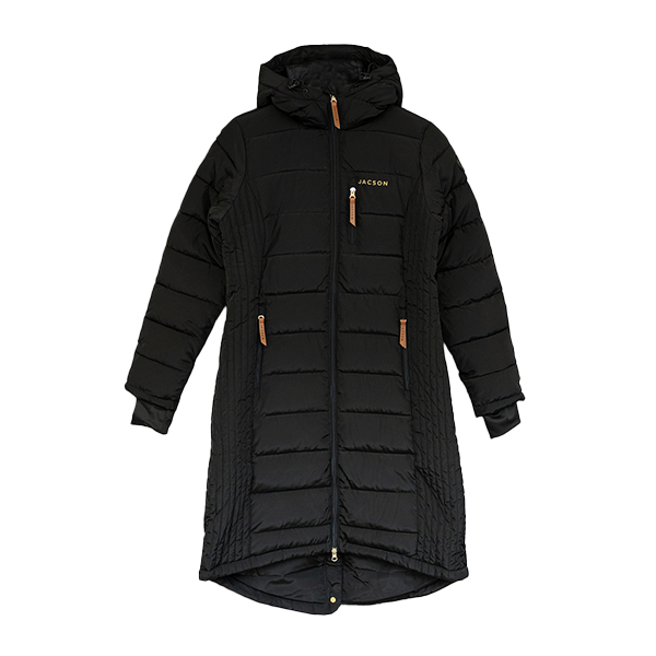 Jacson Molly Kappa är en knälång och figursydd kappa med en stilren design som både passar i stallet och på stan under höst, vinter och vår!