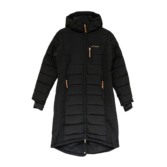 Jacson Molly Kappa är en knälång och figursydd kappa med en stilren design som både passar i stallet och på stan under höst, vinter och vår!