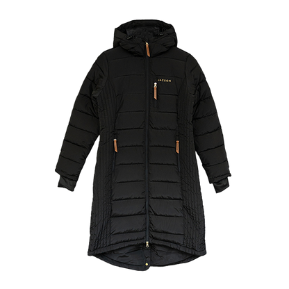 Jacson Molly Kappa Junior är en knälång och figursydd kappa med en stilren design som både passar i stallet och på stan under höst, vinter och vår!