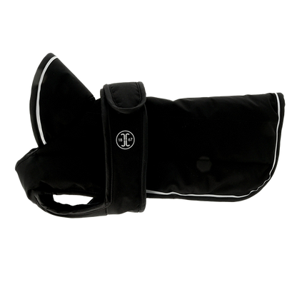 Jacson Sonja Hundtäcke är ett funktionellt och stilrent vinterhundtäcke som ger din hund optimal värme, komfort och skydd under kalla och blöta dagar!
