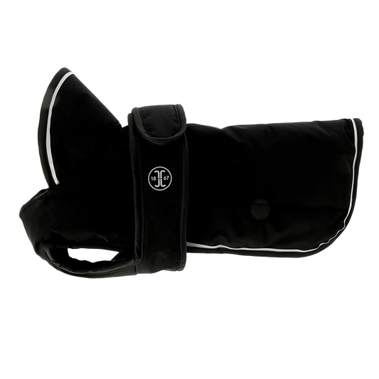 Jacson Sonja Hundtäcke är ett funktionellt och stilrent vinterhundtäcke som ger din hund optimal värme, komfort och skydd under kalla och blöta dagar!
