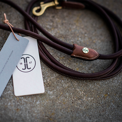 Jacson Alba Hundkoppel är ett stilrent och exklusivt hundkoppel i vegetabiliskt garvat läder, perfekt för dig som vill kombinera funktion med design!