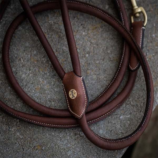 Jacson Alba Hundkoppel är ett stilrent och exklusivt hundkoppel i vegetabiliskt garvat läder, perfekt för dig som vill kombinera funktion med design!