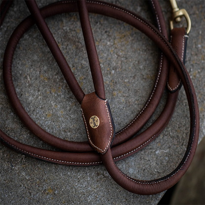 Jacson Alba Hundkoppel är ett stilrent och exklusivt hundkoppel i vegetabiliskt garvat läder, perfekt för dig som vill kombinera funktion med design!