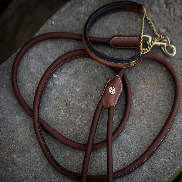 Jacson Asti Hundhalsband är ett elegant och funktionellt halvstryp-halsband för hundar som är tillverkat i mjukt, oljat vegetabiliskt läder.