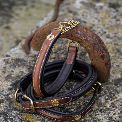 Jacson Asti Hundhalsband är ett elegant och funktionellt halvstryp-halsband för hundar som är tillverkat i mjukt, oljat vegetabiliskt läder.