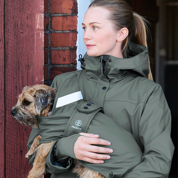 Jacson Barbro hundtäcke är till din fyrbenta följeslagare som förtjänar det bästa, och Jacsons vattentäta hundtäcke är precis det!