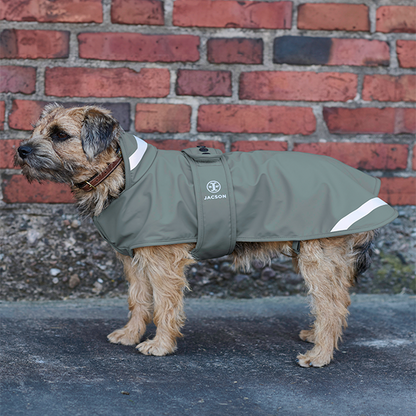 Jacson Barbro hundtäcke är till din fyrbenta följeslagare som förtjänar det bästa, och Jacsons vattentäta hundtäcke är precis det!