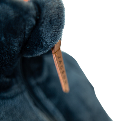 Jacson Dagmar Softpilejacka Junior är en storfavorit från Jacson i mjuk softpile! Dagmar jackan är varm och skön för de kallare dagarna i stallet.