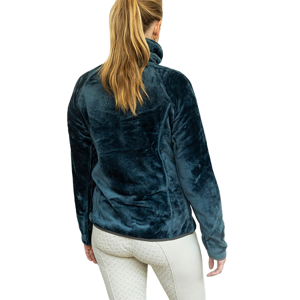 Jacson Dagmar Softpilejacka Junior är en storfavorit från Jacson i mjuk softpile! Dagmar jackan är varm och skön för de kallare dagarna i stallet.