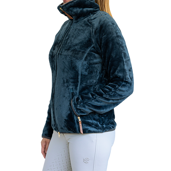 Jacson Dagmar Softpilejacka Junior är en storfavorit från Jacson i mjuk softpile! Dagmar jackan är varm och skön för de kallare dagarna i stallet.