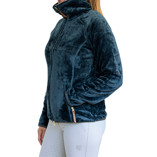 Jacson Dagmar Softpilejacka Junior är en storfavorit från Jacson i mjuk softpile! Dagmar jackan är varm och skön för de kallare dagarna i stallet.