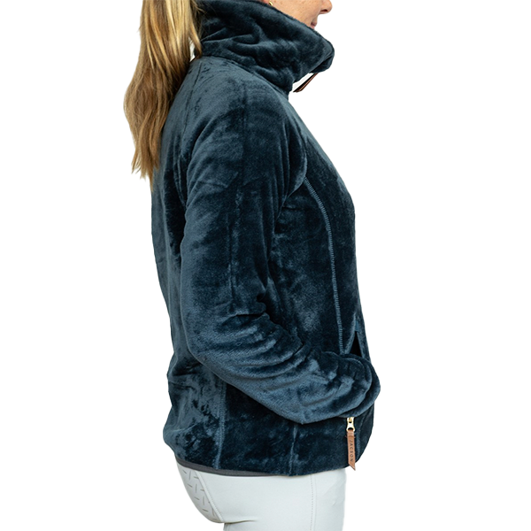 Jacson Dagmar Softpilejacka Junior är en storfavorit från Jacson i mjuk softpile! Dagmar jackan är varm och skön för de kallare dagarna i stallet.