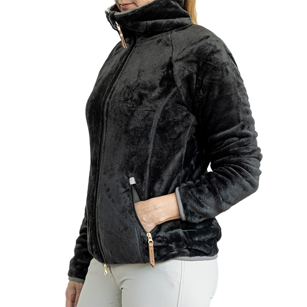 Jacson Dagmar Softpilejacka Junior är en storfavorit från Jacson i mjuk softpile! Dagmar jackan är varm och skön för de kallare dagarna i stallet.