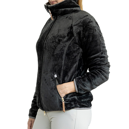 Jacson Dagmar Softpilejacka Junior är en storfavorit från Jacson i mjuk softpile! Dagmar jackan är varm och skön för de kallare dagarna i stallet.