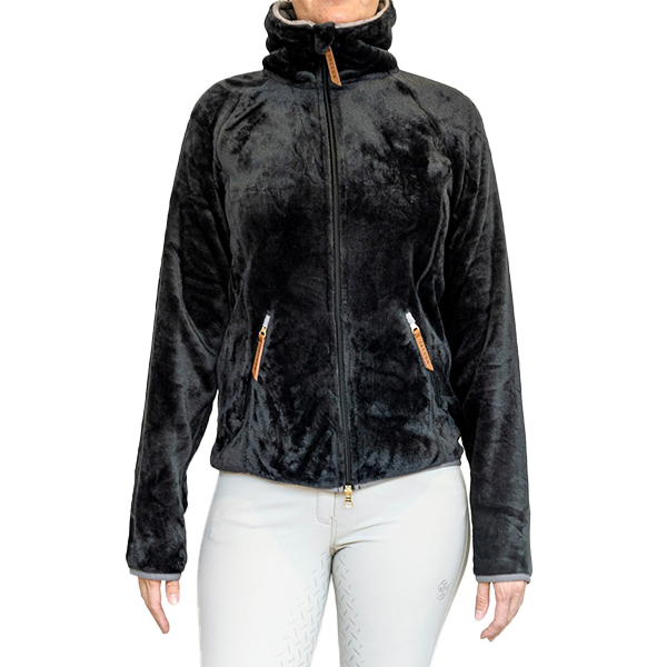 Jacson Dagmar Softpilejacka Junior är en storfavorit från Jacson i mjuk softpile! Dagmar jackan är varm och skön för de kallare dagarna i stallet.