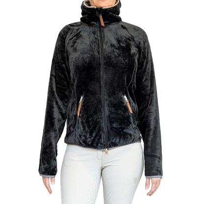 Jacson Dagmar Softpilejacka Junior är en storfavorit från Jacson i mjuk softpile! Dagmar jackan är varm och skön för de kallare dagarna i stallet.