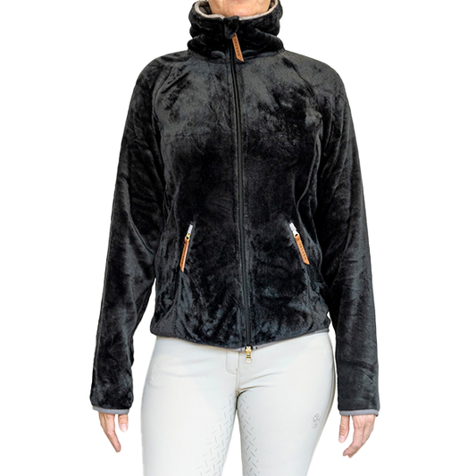 Jacson Dagmar Softpilejacka Junior är en storfavorit från Jacson i mjuk softpile! Dagmar jackan är varm och skön för de kallare dagarna i stallet.