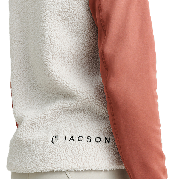 Jacson Inger Fleeceväst är en snygg fleeceväst med krage som både håller dig varm och bekväm under ritten! Både praktisk och bekväm.