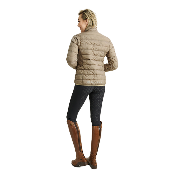 Jacson Lena Jacka är den ultimata ridsportsjackan med sitt lätta och värmande material av dunliknande syntetsfyllning! Perfekt för stallet.