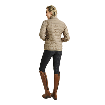 Jacson Lena Jacka är den ultimata ridsportsjackan med sitt lätta och värmande material av dunliknande syntetsfyllning! Perfekt för stallet.