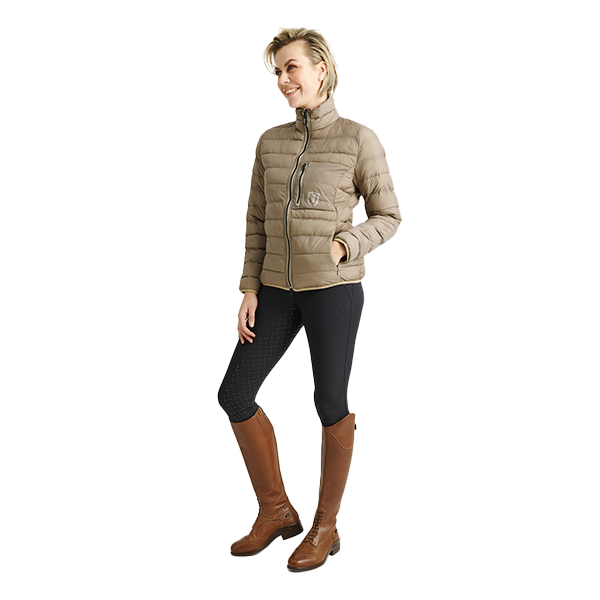 Jacson Lena Jacka är den ultimata ridsportsjackan med sitt lätta och värmande material av dunliknande syntetsfyllning! Perfekt för stallet.