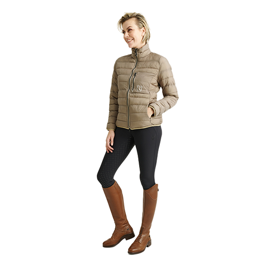 Jacson Lena Jacka är den ultimata ridsportsjackan med sitt lätta och värmande material av dunliknande syntetsfyllning! Perfekt för stallet.
