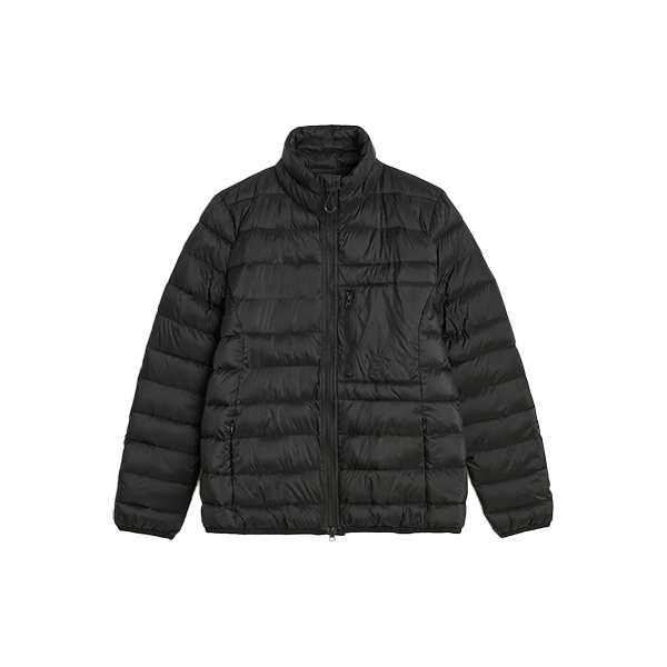 Jacson Lena Jacka är den ultimata ridsportsjackan med sitt lätta och värmande material av dunliknande syntetsfyllning! Perfekt för stallet.