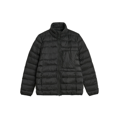 Jacson Lena Jacka är den ultimata ridsportsjackan med sitt lätta och värmande material av dunliknande syntetsfyllning! Perfekt för stallet.