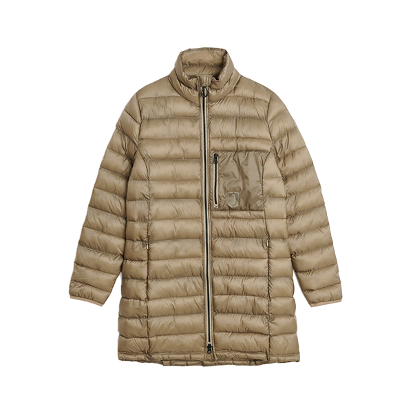 Jacson Lina Jacka är den ultimata lättviktsjackan för ryttare med en kombination av kvalitet, design och funktion! Perfekt för stallet och ritten.