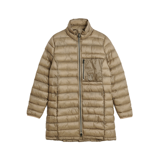 Jacson Lina Jacka är den ultimata lättviktsjackan för ryttare med en kombination av kvalitet, design och funktion! Perfekt för stallet och ritten.