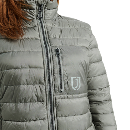 Jacson Lina Jacka är den ultimata lättviktsjackan för ryttare med en kombination av kvalitet, design och funktion! Perfekt för stallet och ritten.