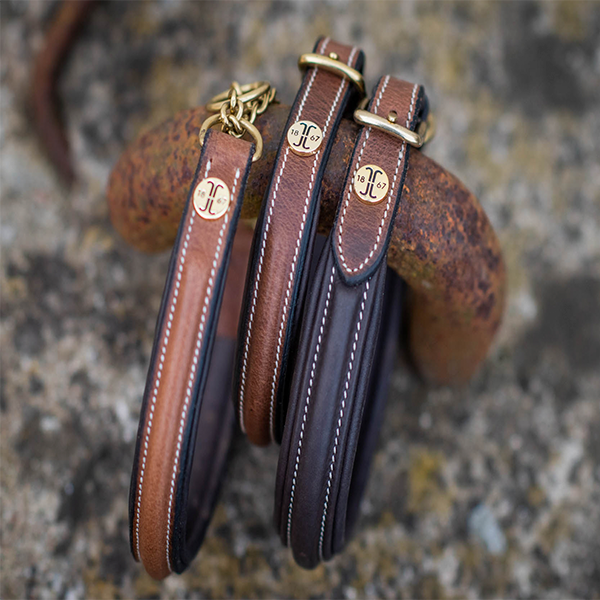 Jacson London Hundhalsband är ett exklusivt och tidlöst hundhalsband som är designat för maximal komfort och stil!