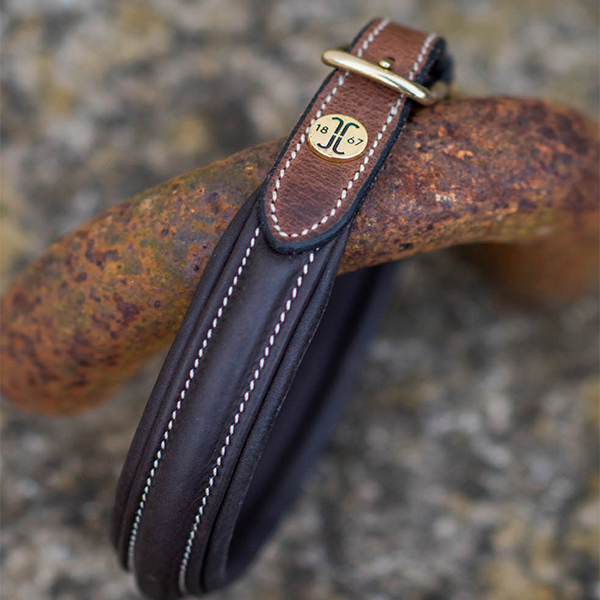 Jacson London Hundhalsband är ett exklusivt och tidlöst hundhalsband som är designat för maximal komfort och stil!