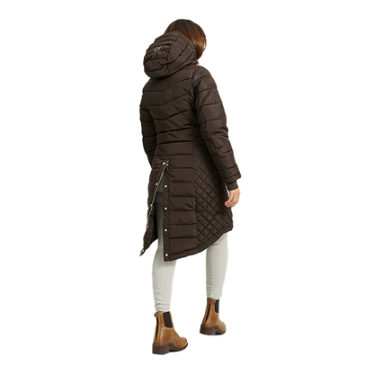 Jacson Mary Kappa är en knälång och figursydd kappa med en stilren design som passar både i stallet och på stan under höst, vinter och vår!