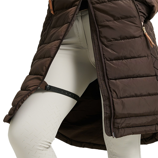 Jacson Mary Kappa är en knälång och figursydd kappa med en stilren design som passar både i stallet och på stan under höst, vinter och vår!