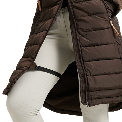 Jacson Mary Kappa är en knälång och figursydd kappa med en stilren design som passar både i stallet och på stan under höst, vinter och vår!