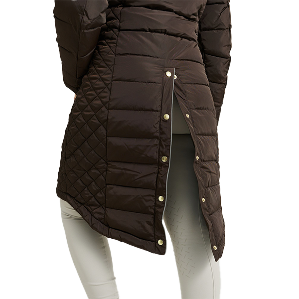 Jacson Mary Kappa är en knälång och figursydd kappa med en stilren design som passar både i stallet och på stan under höst, vinter och vår!