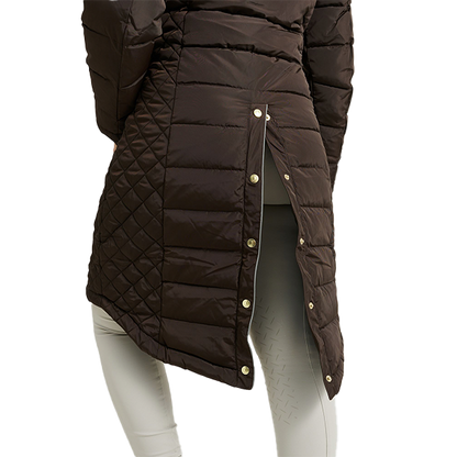 Jacson Mary Kappa är en knälång och figursydd kappa med en stilren design som passar både i stallet och på stan under höst, vinter och vår!