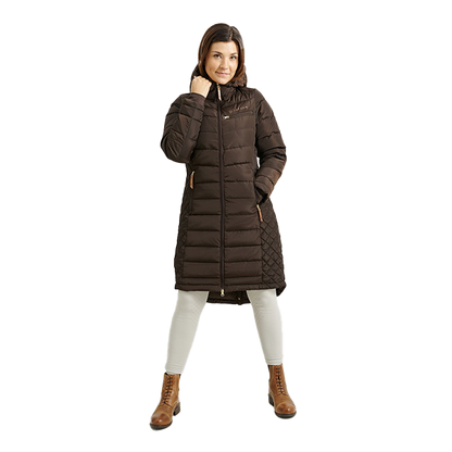 Jacson Mary Kappa är en knälång och figursydd kappa med en stilren design som passar både i stallet och på stan under höst, vinter och vår!