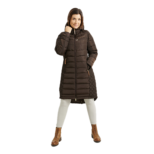 Jacson Mary Kappa är en knälång och figursydd kappa med en stilren design som passar både i stallet och på stan under höst, vinter och vår!