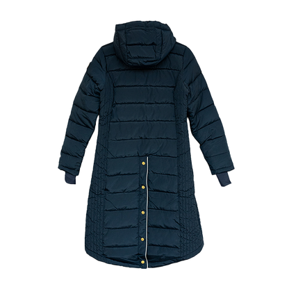 Jacson Molly Kappa är en knälång och figursydd kappa med en stilren design som både passar i stallet och på stan under höst, vinter och vår!