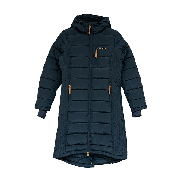 Jacson Molly Kappa är en knälång och figursydd kappa med en stilren design som både passar i stallet och på stan under höst, vinter och vår!