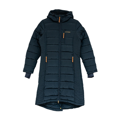 Jacson Molly Kappa är en knälång och figursydd kappa med en stilren design som både passar i stallet och på stan under höst, vinter och vår!